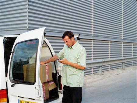 simsearch:600-07206658,k - A courier delivers parcels. Fotografie stock - Premium Royalty-Free, Codice: 649-03297643