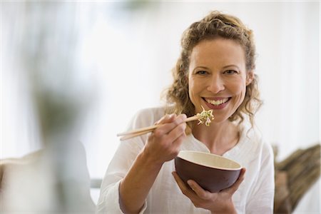 palillo (oriental) - middle-aged woman eating healthy food Foto de stock - Sin royalties Premium, Código: 649-03291674
