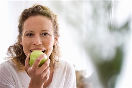 middle-aged woman eating a apple Stock Photo - Premium Royalty-Free, Code: 649-03291672