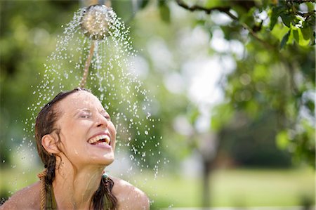 showering outside - woman in nature Foto de stock - Sin royalties Premium, Código: 649-03291766