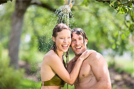 showering outside - man and woman in nature Foto de stock - Sin royalties Premium, Código: 649-03291768