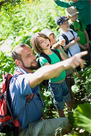 teacher and pupils at the wood Foto de stock - Sin royalties Premium, Código: 649-03291818