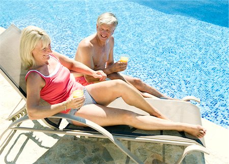 A senior couple talking by the pool Foto de stock - Sin royalties Premium, Código: 649-03291888