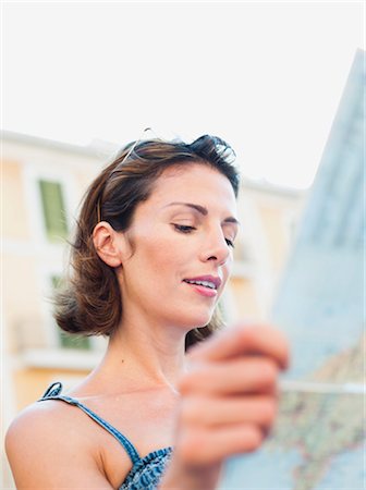 people lost on a map - woman looking at a map Stock Photo - Premium Royalty-Free, Code: 649-03292023