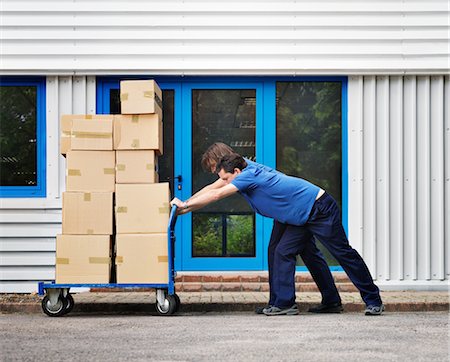 pesado - two men moving boxes on trolley Foto de stock - Royalty Free Premium, Número: 649-03292114