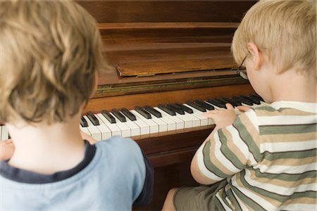 simsearch:640-03258191,k - Boys Playing Piano Together Foto de stock - Sin royalties Premium, Código: 649-03292165