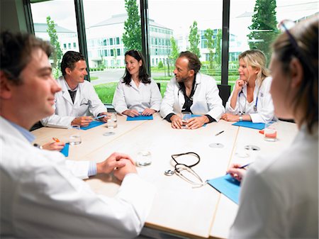 doctors group smiling - Doctors around a table Stock Photo - Premium Royalty-Free, Code: 649-03292322
