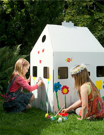 proyecto - Girls painting a cardboard wendy house Foto de stock - Sin royalties Premium, Código: 649-03292586