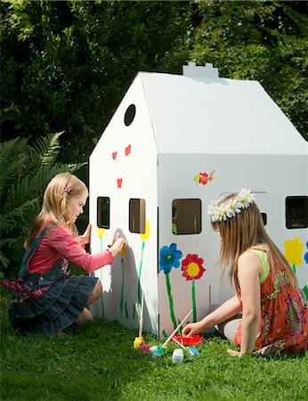 simsearch:649-03768910,k - Girls painting a cardboard wendy house Fotografie stock - Premium Royalty-Free, Codice: 649-03292586