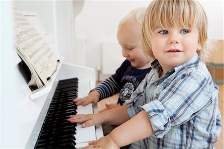 prodigio - Two boy toddlers sitting at a piano Fotografie stock - Premium Royalty-Free, Codice: 649-03292633