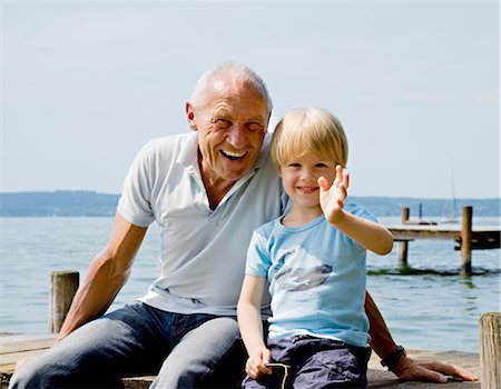 summer child with grandpa - boy with grandfather on pier at lake Foto de stock - Sin royalties Premium, Código: 649-03292705