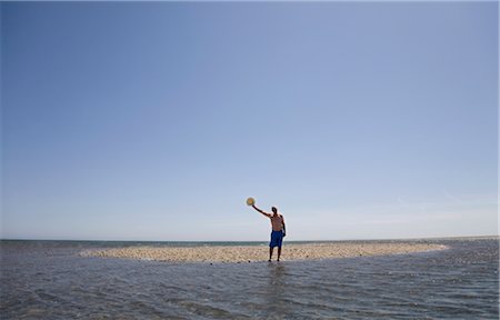 senior and saving - Man standing on small island Foto de stock - Sin royalties Premium, Código: 649-03292821