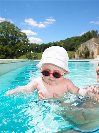 family playing swimming pool - baby in pool Stock Photo - Premium Royalty-Free, Code: 649-03293651