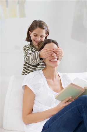 young woman and little girl having fun Foto de stock - Sin royalties Premium, Código: 649-03362547