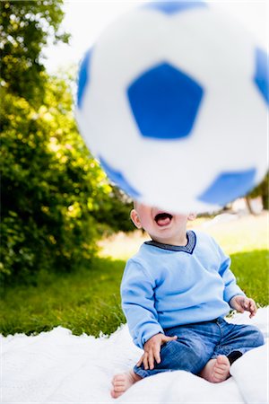 playing football in the backyard - baby boy with football Stock Photo - Premium Royalty-Free, Code: 649-03362595