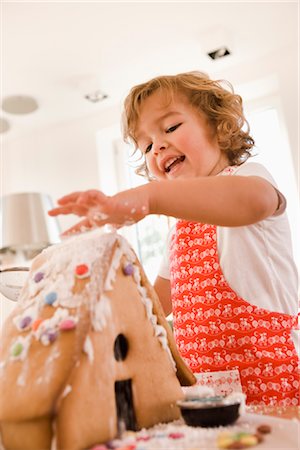 Junge Backen Kuchen Haus Stockbilder - Premium RF Lizenzfrei, Bildnummer: 649-03362618