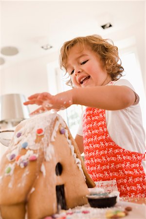 Young boy baking cake house Fotografie stock - Premium Royalty-Free, Codice: 649-03362618