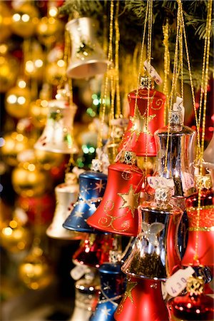 simsearch:628-05817705,k - Christmas bells at Market Foto de stock - Sin royalties Premium, Código: 649-03362611