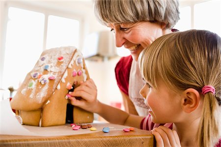 simsearch:649-03882066,k - grandma and grandchild baking cake Foto de stock - Royalty Free Premium, Número: 649-03362642