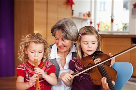 flauta dulce - grandma teaching grandchildren music Foto de stock - Sin royalties Premium, Código: 649-03362664