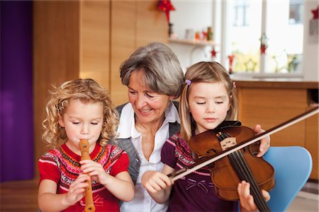 simsearch:614-06336315,k - grandma teaching grandchildren music Stock Photo - Premium Royalty-Free, Code: 649-03362664