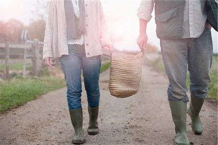 couple carrying basket in countryside Foto de stock - Sin royalties Premium, Código: 649-03362793