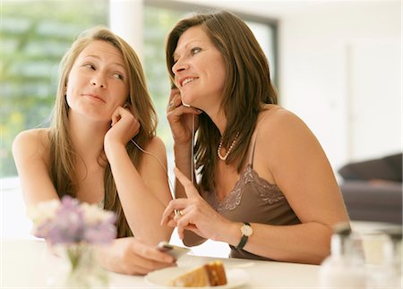 parents teenagers eating - mother and daughter listen to mp3 player Stock Photo - Premium Royalty-Free, Code: 649-03363371