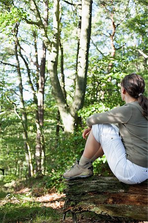 pfalz - Woman sitting in woods Foto de stock - Royalty Free Premium, Número: 649-03417427