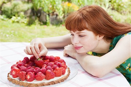 jeune femme cueillette de fraises de tarte. Photographie de stock - Premium Libres de Droits, Code: 649-03417447