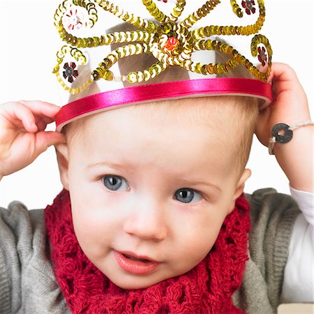 simsearch:632-01156930,k - Baby girl with a crown on her head Foto de stock - Sin royalties Premium, Código: 649-03417559