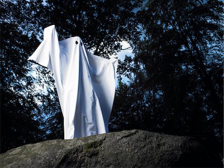 Ghost made of sheets,standing on a rock Stock Photo - Premium Royalty-Free, Code: 649-03417564