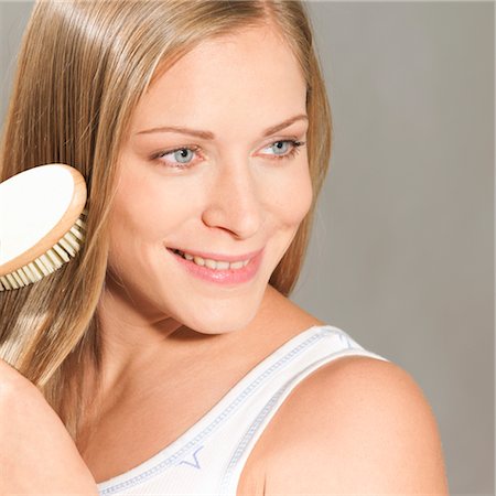 Woman brushing her hair Foto de stock - Sin royalties Premium, Código: 649-03417575