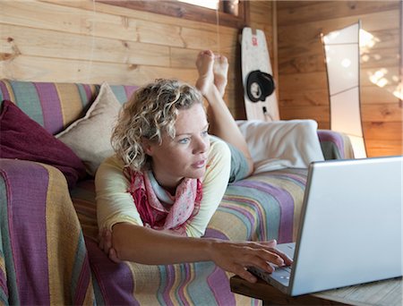strandhaus - Frau in ein Strandhaus mit computer Stockbilder - Premium RF Lizenzfrei, Bildnummer: 649-03418182