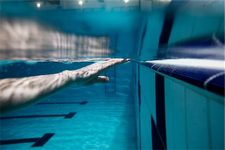 swimming and indoor - Man in Pool Foto de stock - Sin royalties Premium, Código: 649-03418204