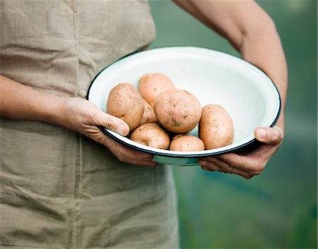 simsearch:649-02732603,k - A female holding a bowl of potatoes Stock Photo - Premium Royalty-Free, Code: 649-03418331
