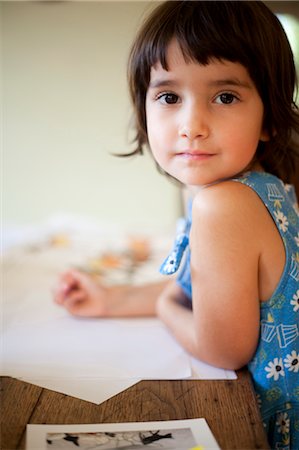 portrait of 4 year old girl Foto de stock - Royalty Free Premium, Número: 649-03418447