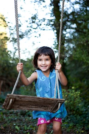 little girl with swing,laughing Foto de stock - Sin royalties Premium, Código: 649-03418462