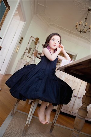 little girl in dress sitting on a chair Foto de stock - Sin royalties Premium, Código: 649-03418667