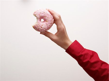simsearch:649-06717547,k - Eine Hand hält einen Donut Stockbilder - Premium RF Lizenzfrei, Bildnummer: 649-03418709
