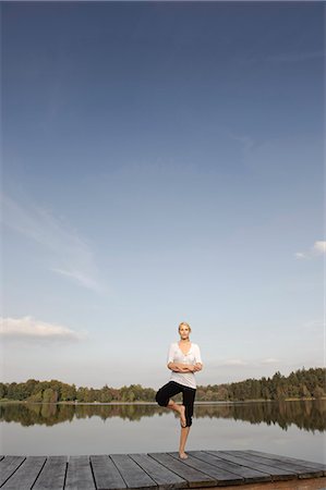 simsearch:649-02731278,k - Young woman doing yoga exercise Foto de stock - Royalty Free Premium, Número: 649-03447339