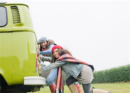 sventura - Women pushing camper van Fotografie stock - Premium Royalty-Free, Codice: 649-03447798