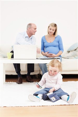 Toddler taking cards out of a purse Foto de stock - Sin royalties Premium, Código: 649-03448359