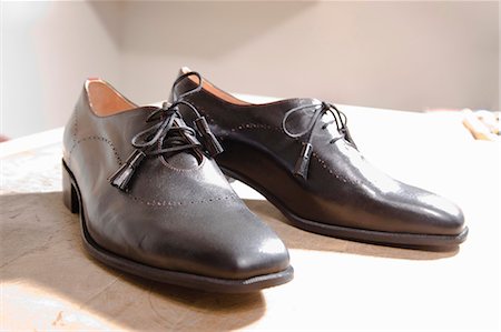 elegante schuhe - Das Ergebnis der Arbeit der Werke auf Schuhe Stockbilder - Premium RF Lizenzfrei, Bildnummer: 649-03448409