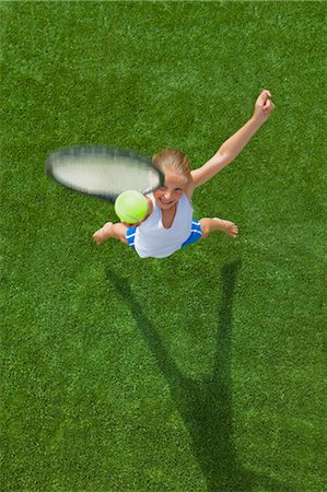 simsearch:622-05602818,k - Fille jouant au tennis Photographie de stock - Premium Libres de Droits, Code: 649-03465511