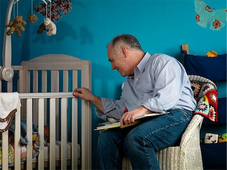 Mâle adulte assis avec bébé dans le lit Photographie de stock - Premium Libres de Droits, Code: 649-03465600