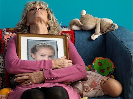 pesar - Mature woman asleep with childs picture Foto de stock - Sin royalties Premium, Código: 649-03465612