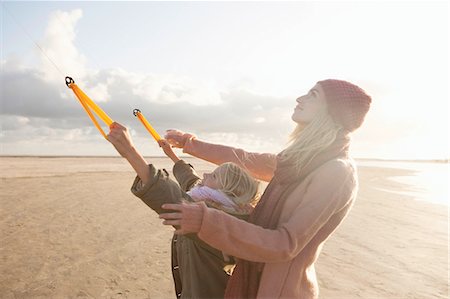 flying happy woman images - Mère et fille flying kite sur la plage Photographie de stock - Premium Libres de Droits, Code: 649-03466254