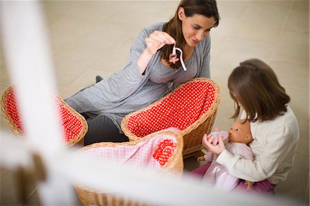 poupées - Jouer avec la petite fille de la femme enceinte Photographie de stock - Premium Libres de Droits, Code: 649-03486789