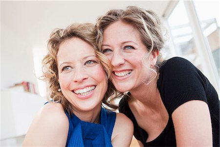 simsearch:649-03487021,k - Deux femme joue contre joue souriant Photographie de stock - Premium Libres de Droits, Code: 649-03487010