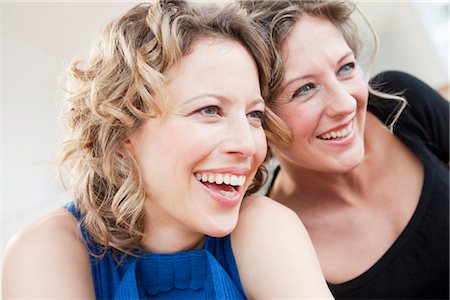 Two woman laughing together Foto de stock - Sin royalties Premium, Código: 649-03487011